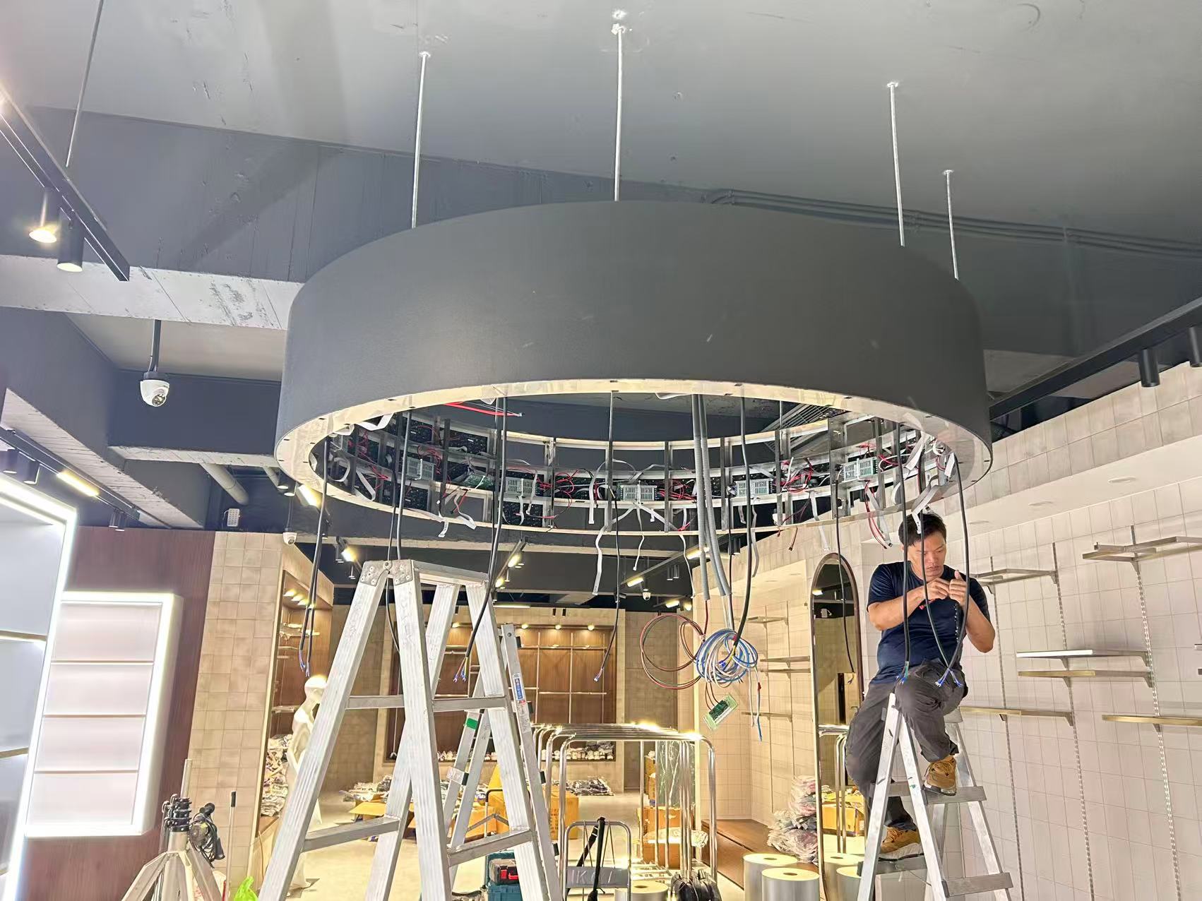 indoor P2.5 round led screen installation.jpg